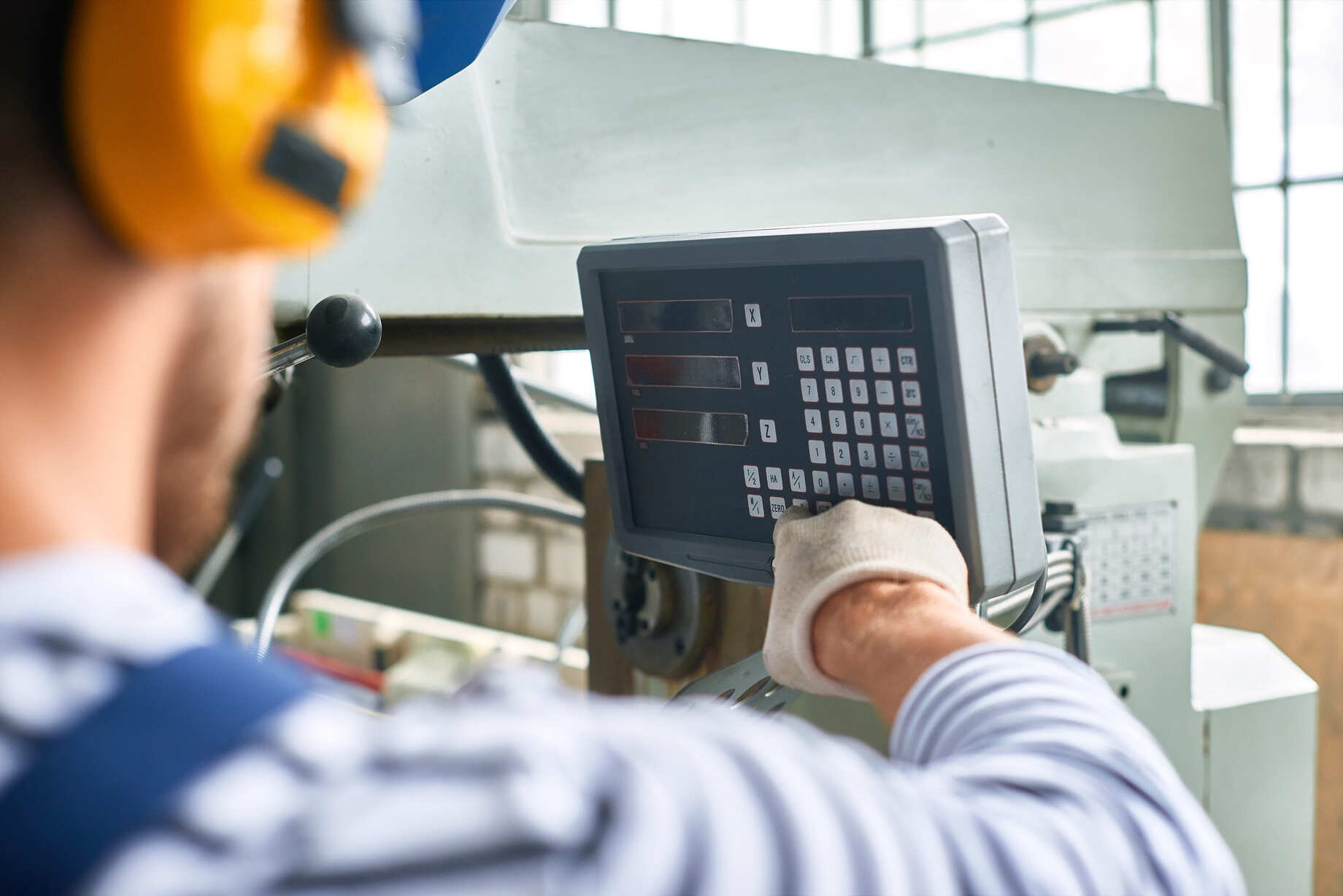 Sicurezza e Protezioni nelle Macchine Utensili: manutenzione e certificazione delle barriere operative